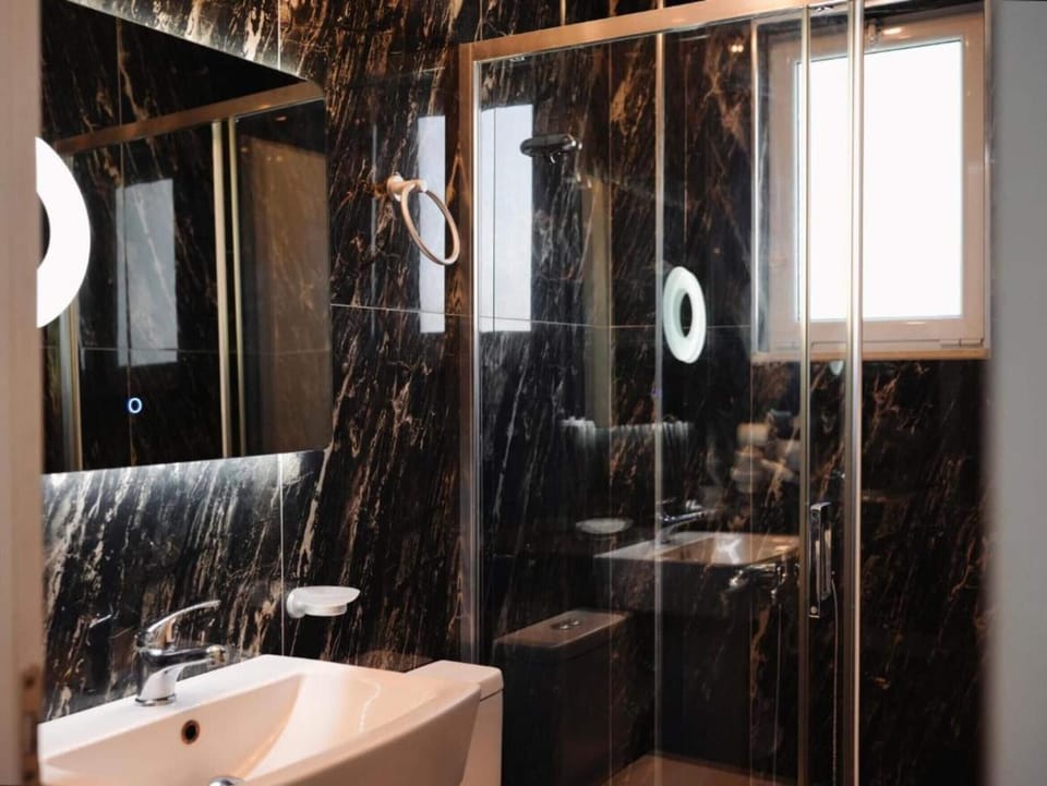 Deluxe Twin Room, Balcony, City View | Bathroom