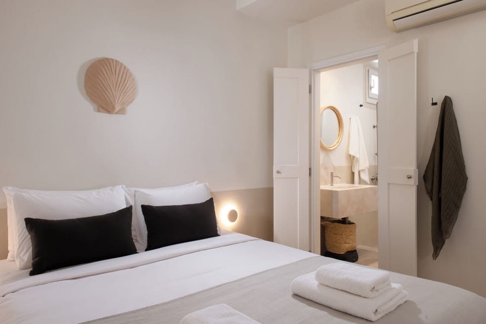 Premier Room | Minibar, in-room safe, bed sheets