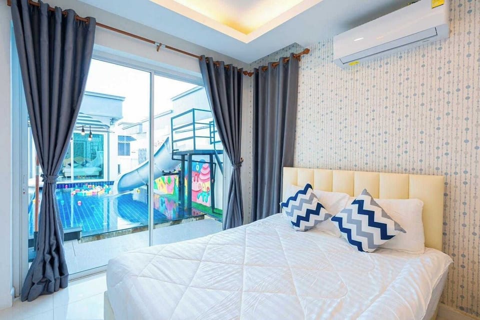 Family Three-bedroom pool Villa | Desk, free WiFi, bed sheets