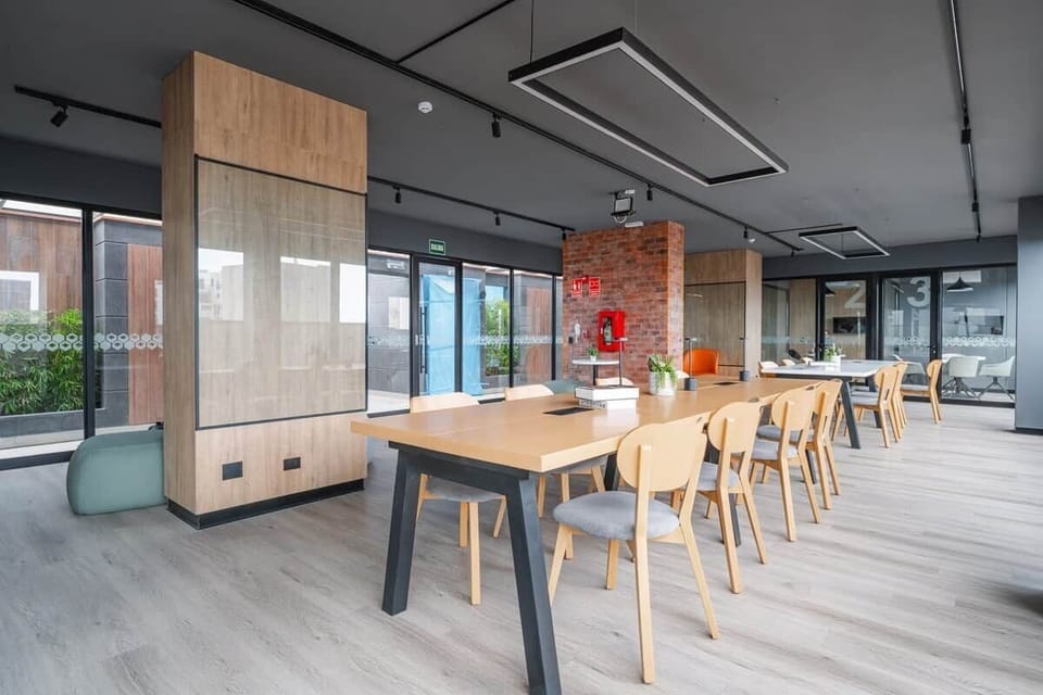 Co Working en área común con espacios compartidos y salas de reuniones privadas.