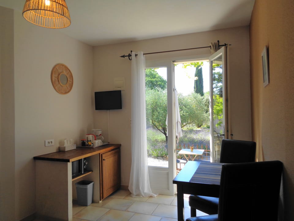 Comfort Double Room, Garden View | In-room dining