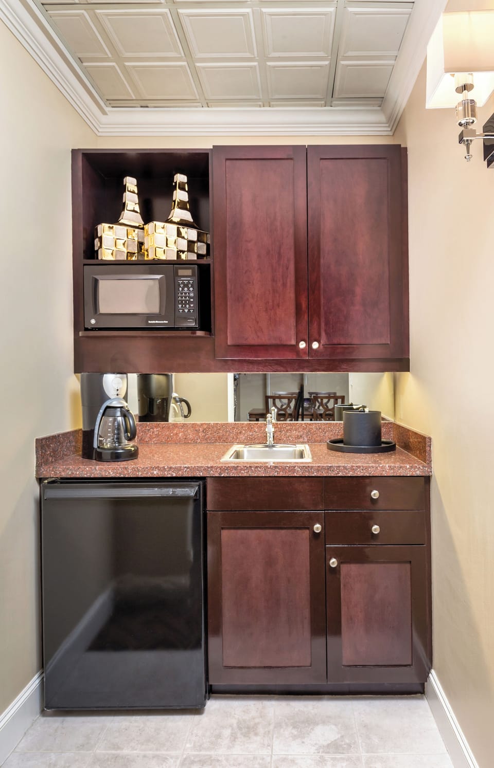 Standard Studio Suite, Kitchenette | Private kitchen | Fridge, microwave