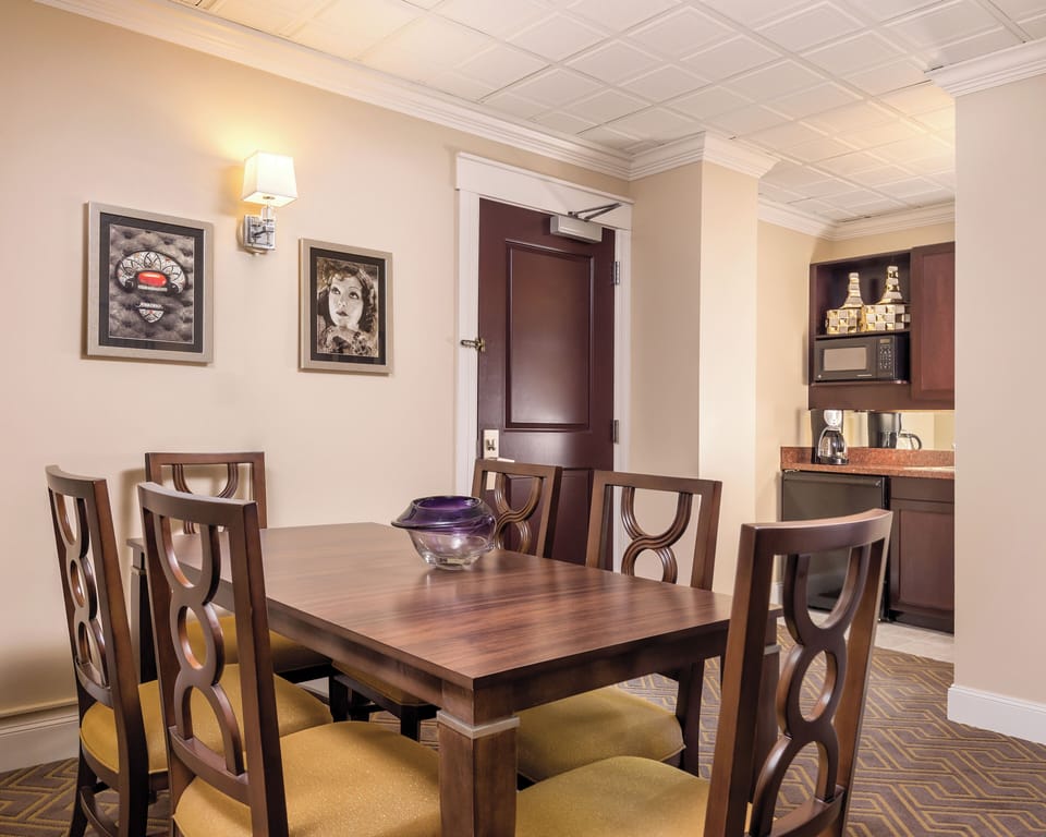 Standard Studio Suite, Kitchenette | In-room dining