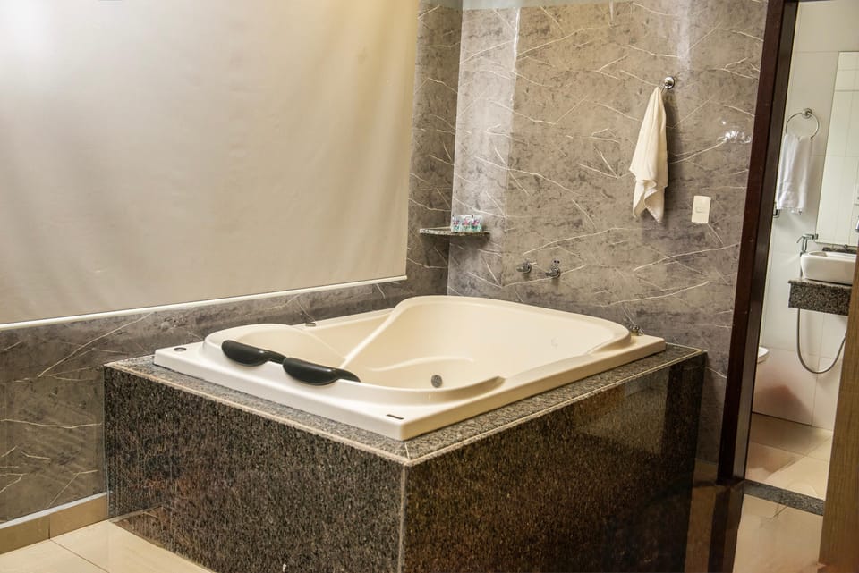 Deluxe Suite | Minibar, individually furnished, desk, laptop workspace