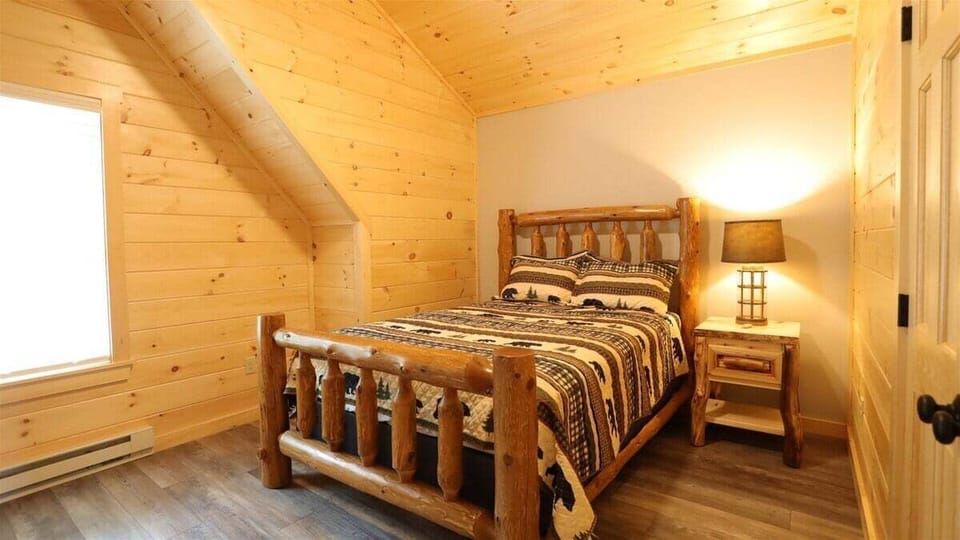 Second Private Upstairs Bedroom in Home Near Waterville Valley