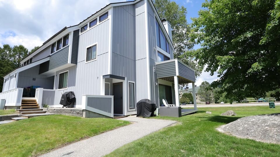 Front Entrance at Sunny Side condo across from Town Square