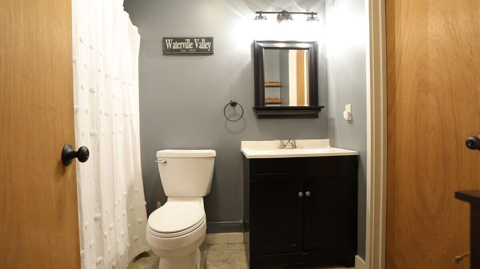 Master Full Bathroom in Waterville Condo