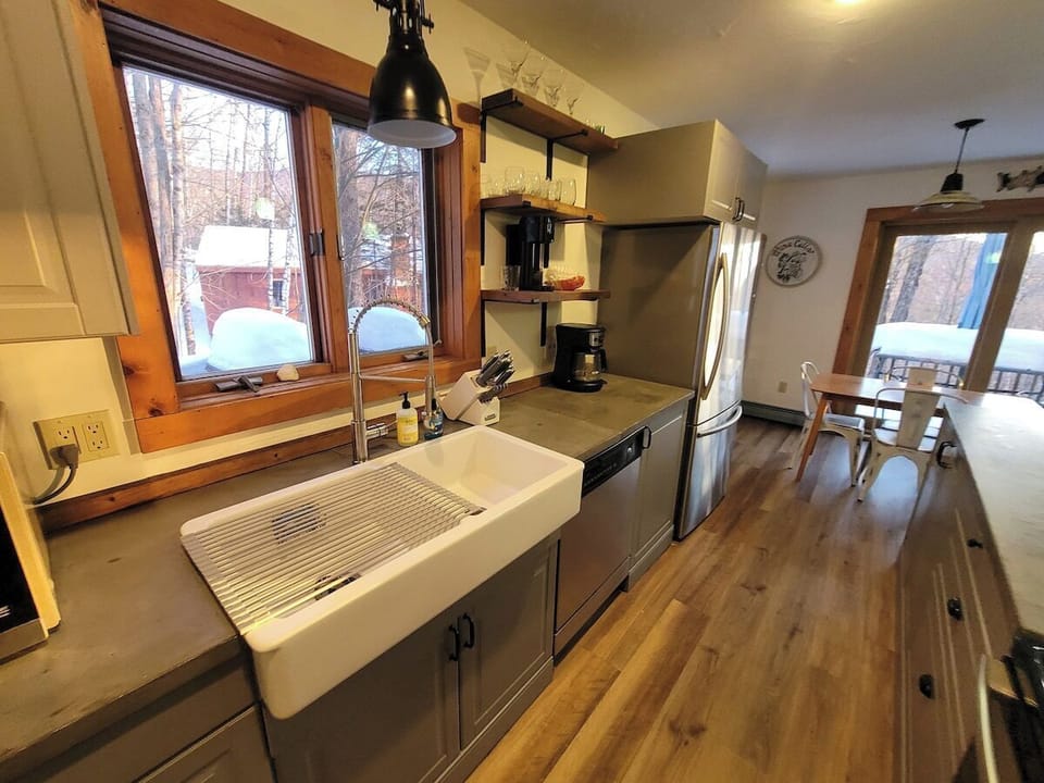 Farmer's sink and island
