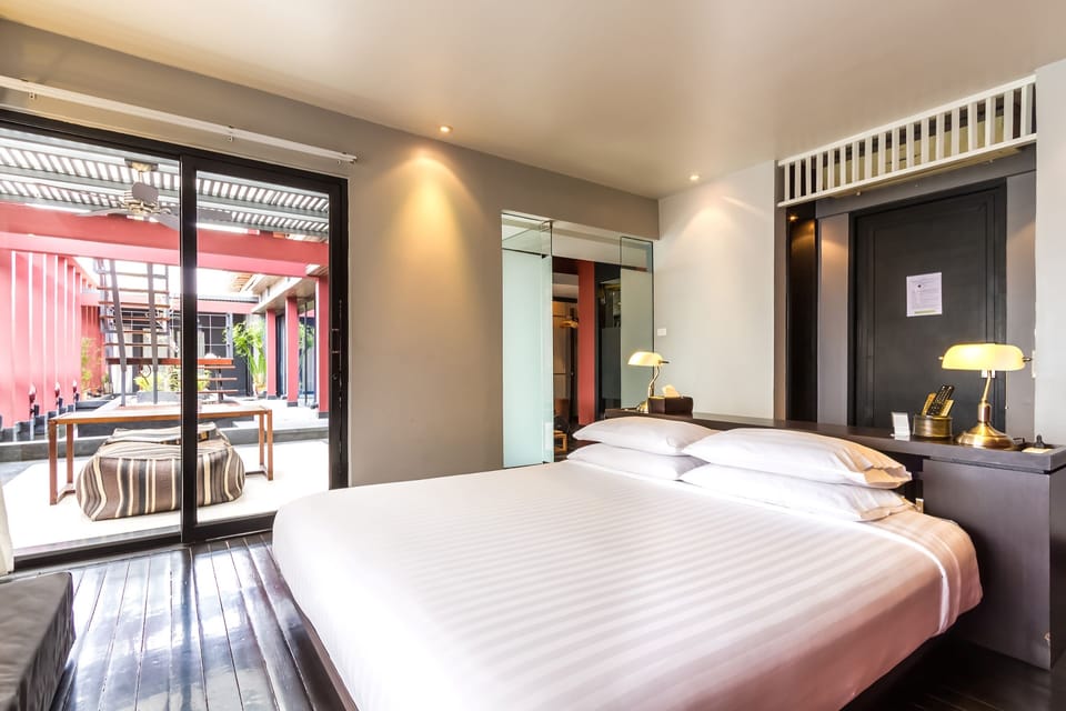 Deluxe Double Room, Canal View | Blackout drapes, iron/ironing board, free WiFi, bed sheets