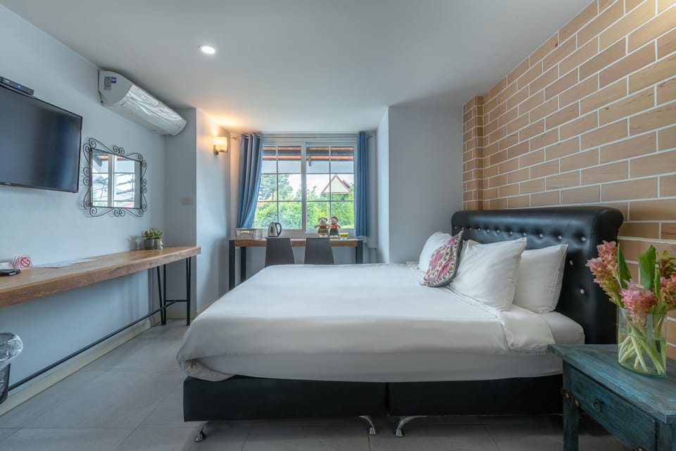 Standard Double Room | Desk, laptop workspace, blackout drapes, soundproofing