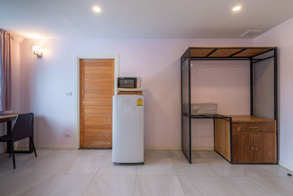 Deluxe Quadruple Room | Desk, laptop workspace, blackout drapes, soundproofing