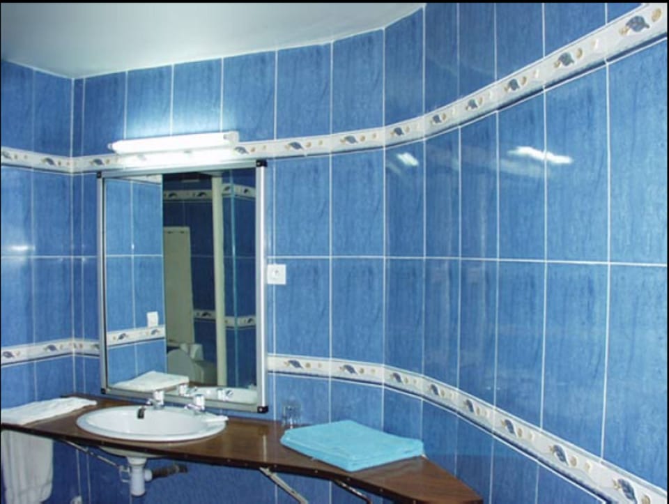 Bathtub, hair dryer, towels