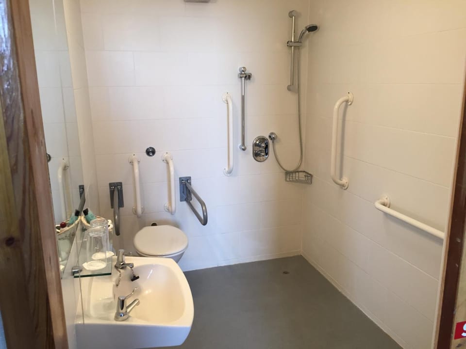 Shower, free toiletries, hair dryer, towels