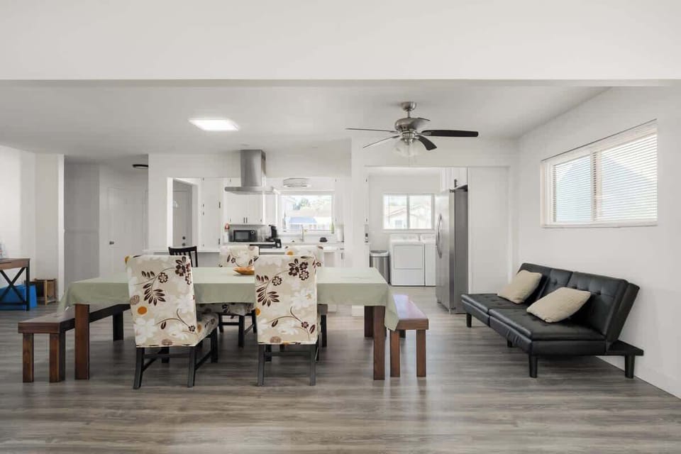 Spacious dining area with open layout 🍽️✨