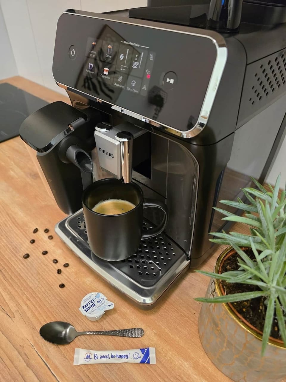 Kaffee-Genuss auf Knopfdruck:
Moderner Kaffeevollautomat für frisch gemahlenen Espresso & Café Crème. Ein Starter-Set an aromatischen Bohnen sowie Zucker, Kaffeesahne und eine Auswahl feiner Teesorten stehen bei Ihrer Ankunft für Sie bereit.