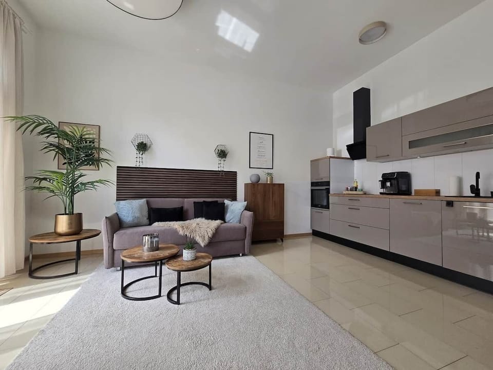 Sie reisen zu zweit? Genießen Sie das großzügige  und exklusive Raumgefühl. Ein Traum von einem modernen Wohn- und Esszimmer. Hohe Decken machen es zudem luftig und hell. Die Wohnung bietet ein separates Schlafzimmer mit einem bequemen Doppelbett.