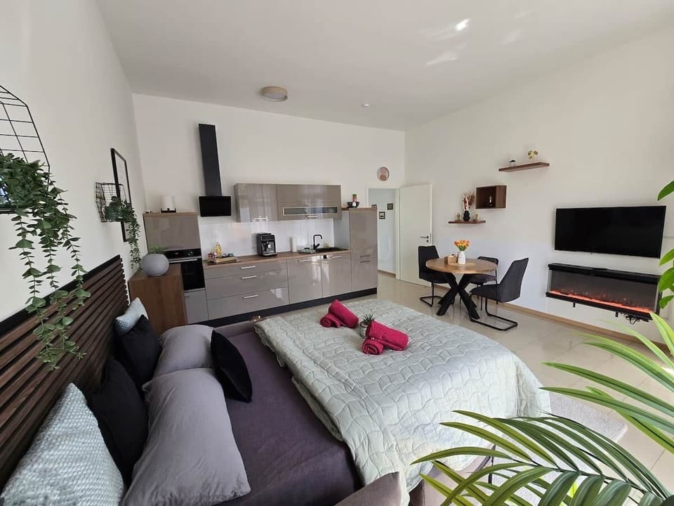 Ein Wohnzimmer, das sich ab dem dritten Gast in ein weiteres Schlafzimmer verwandelt: Mit Matratze, Lattenrost und Topper bietet die Couch so viel Luxus, dass Sie diskutieren werden, wer wo schlafen darf. Hinweis: Ab dem 3. Gast dauerhaft aufgebaut.