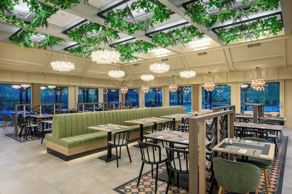 2 restaurants; breakfast, lunch, and dinner served