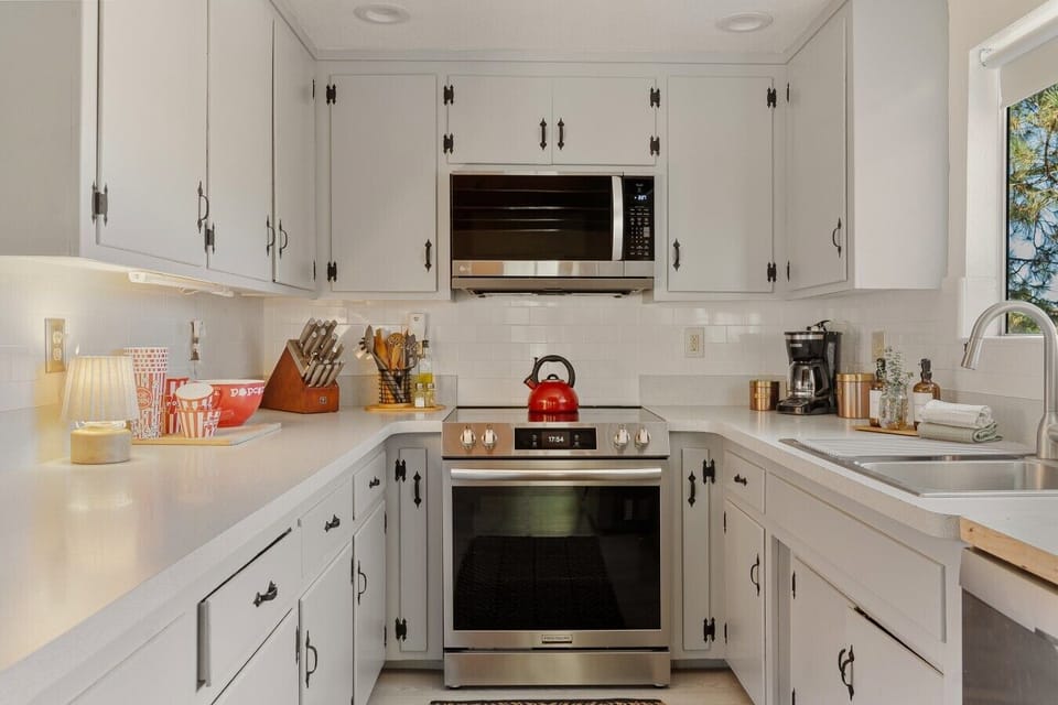 Fully stocked kitchen with all of the essentials.