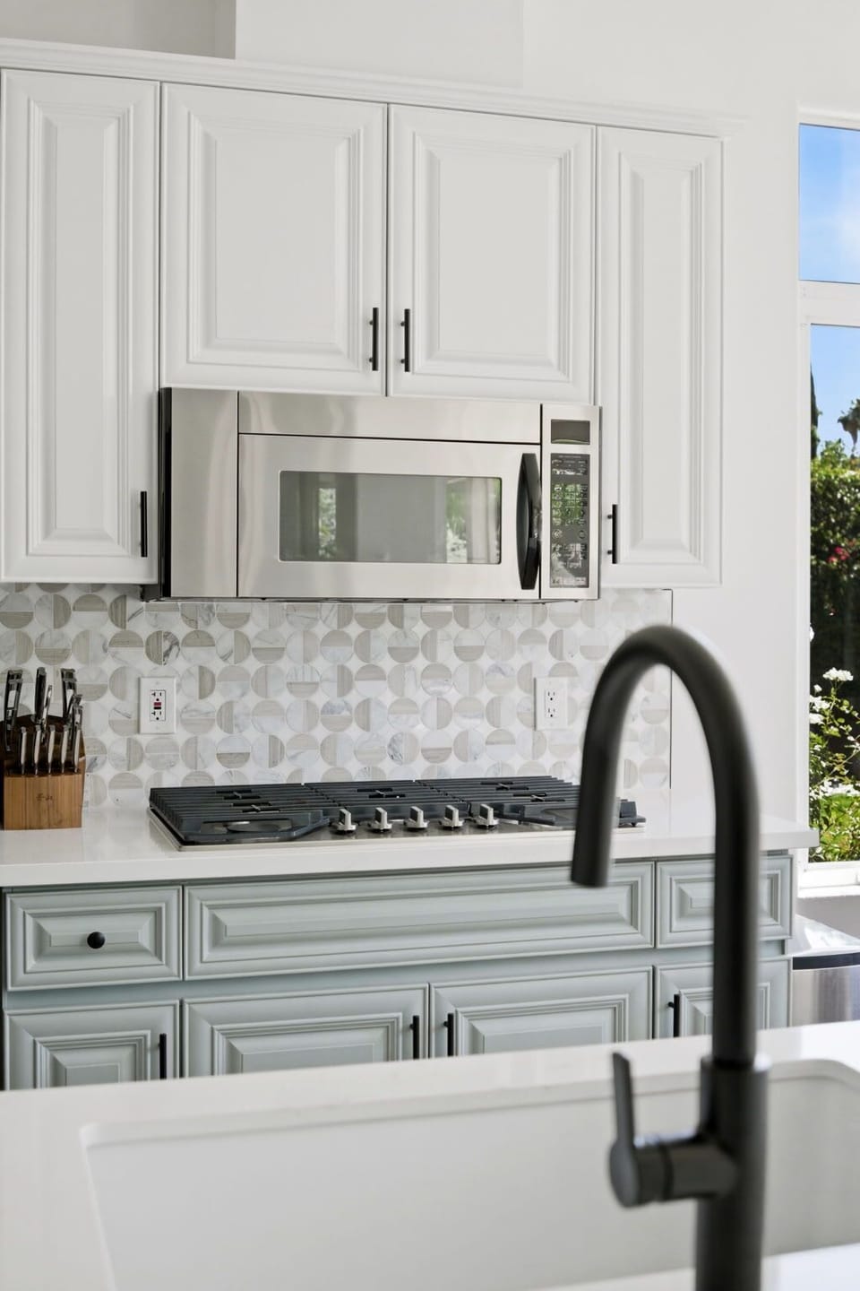 Large eat in designer kitchen with all updated appliances