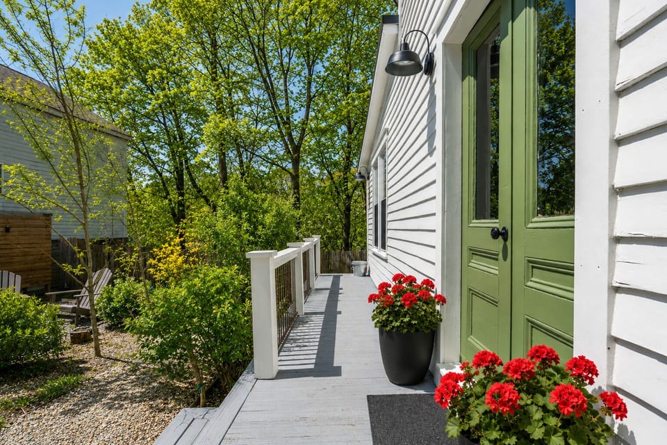Private entrance and outdoor area 