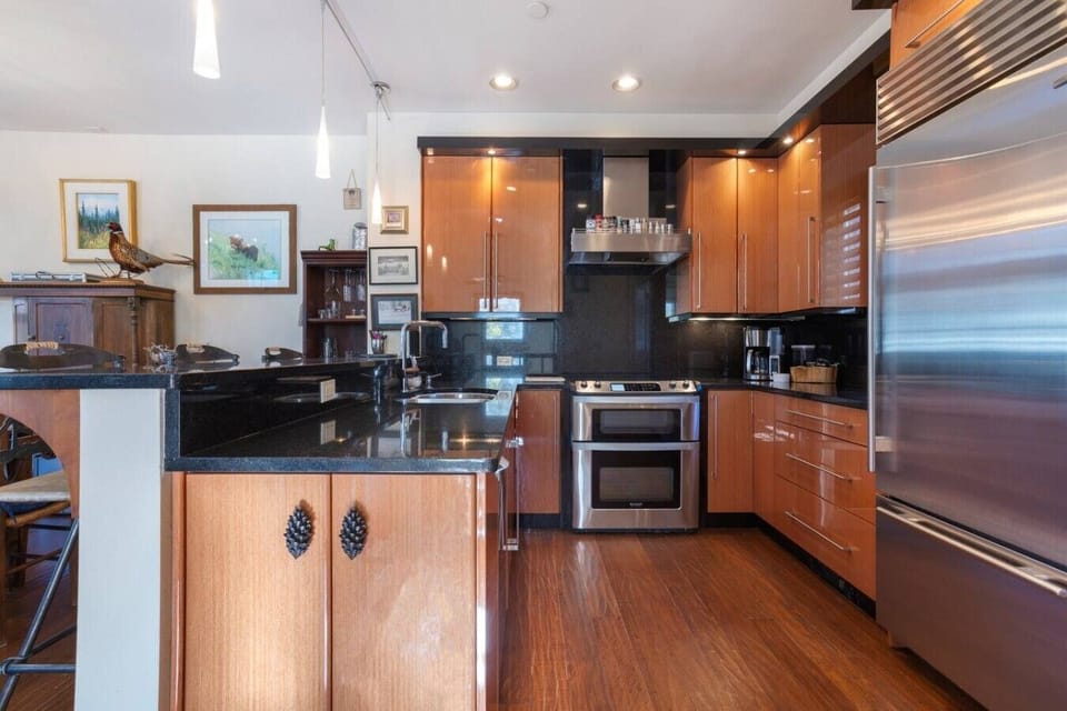 Fully equipped kitchen with bar seating