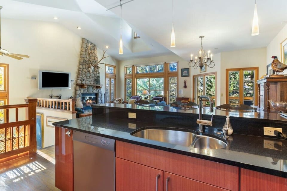 Fully equipped kitchen with bar seating