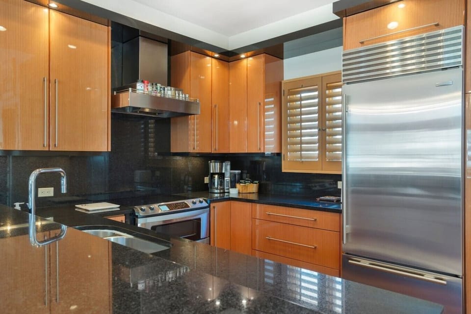 Fully equipped kitchen with bar seating