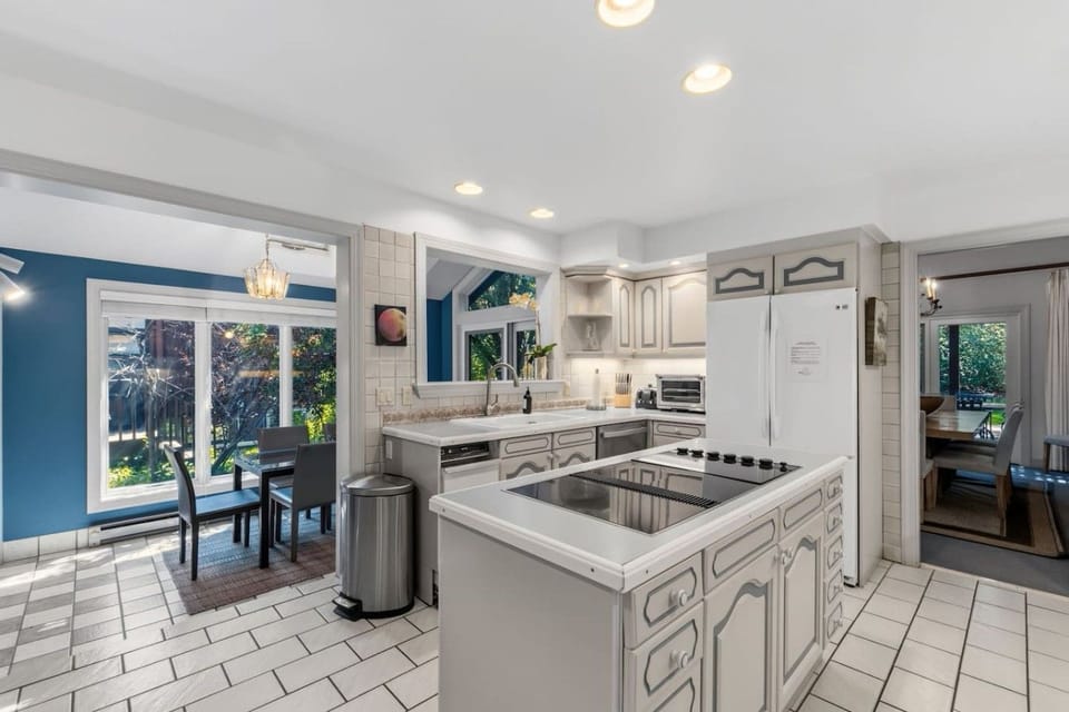 Fully equipped chef`s kitchen
