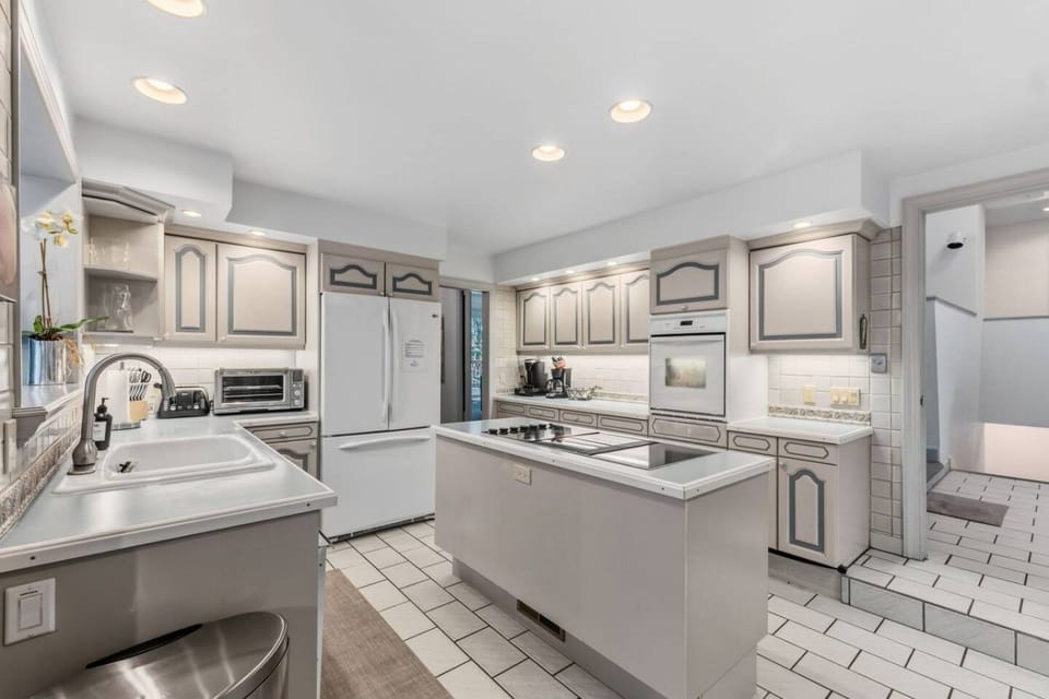 Fully equipped chef`s kitchen