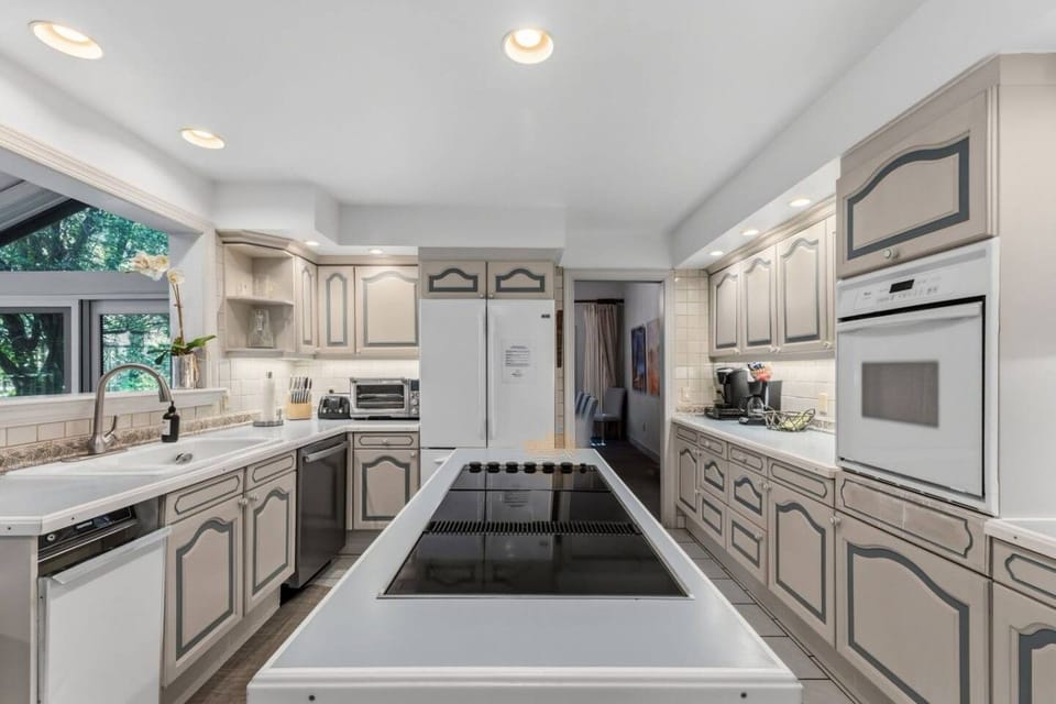Fully equipped chef`s kitchen