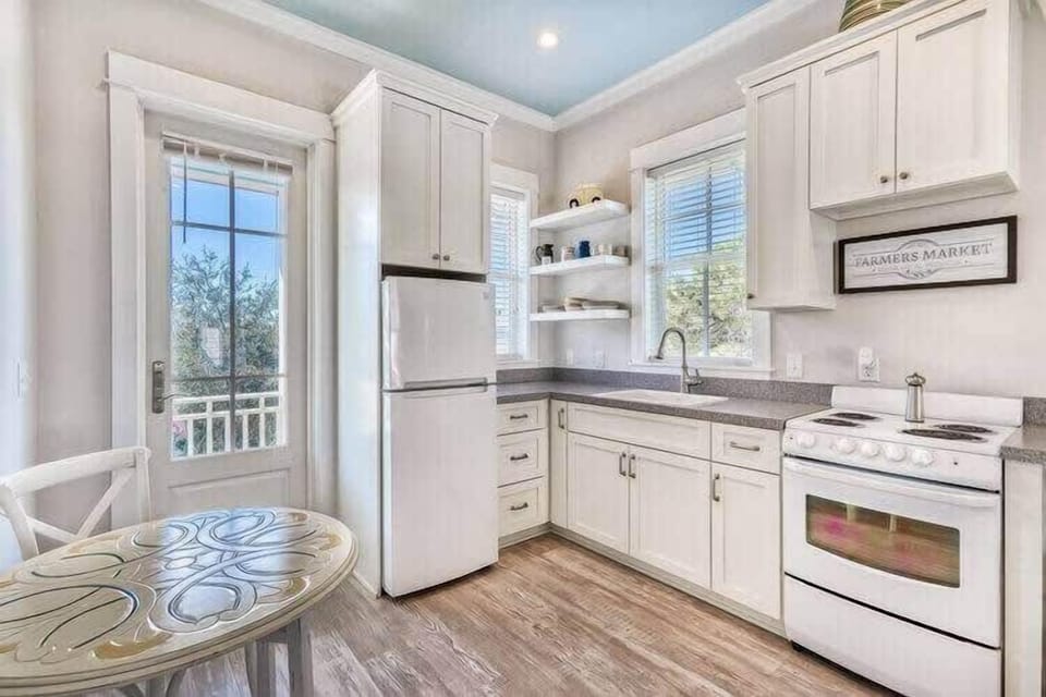 Full Size Carriage House Kitchen!