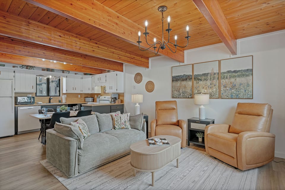 Luxury Townhome | Living area | Smart TV, Netflix, Hulu