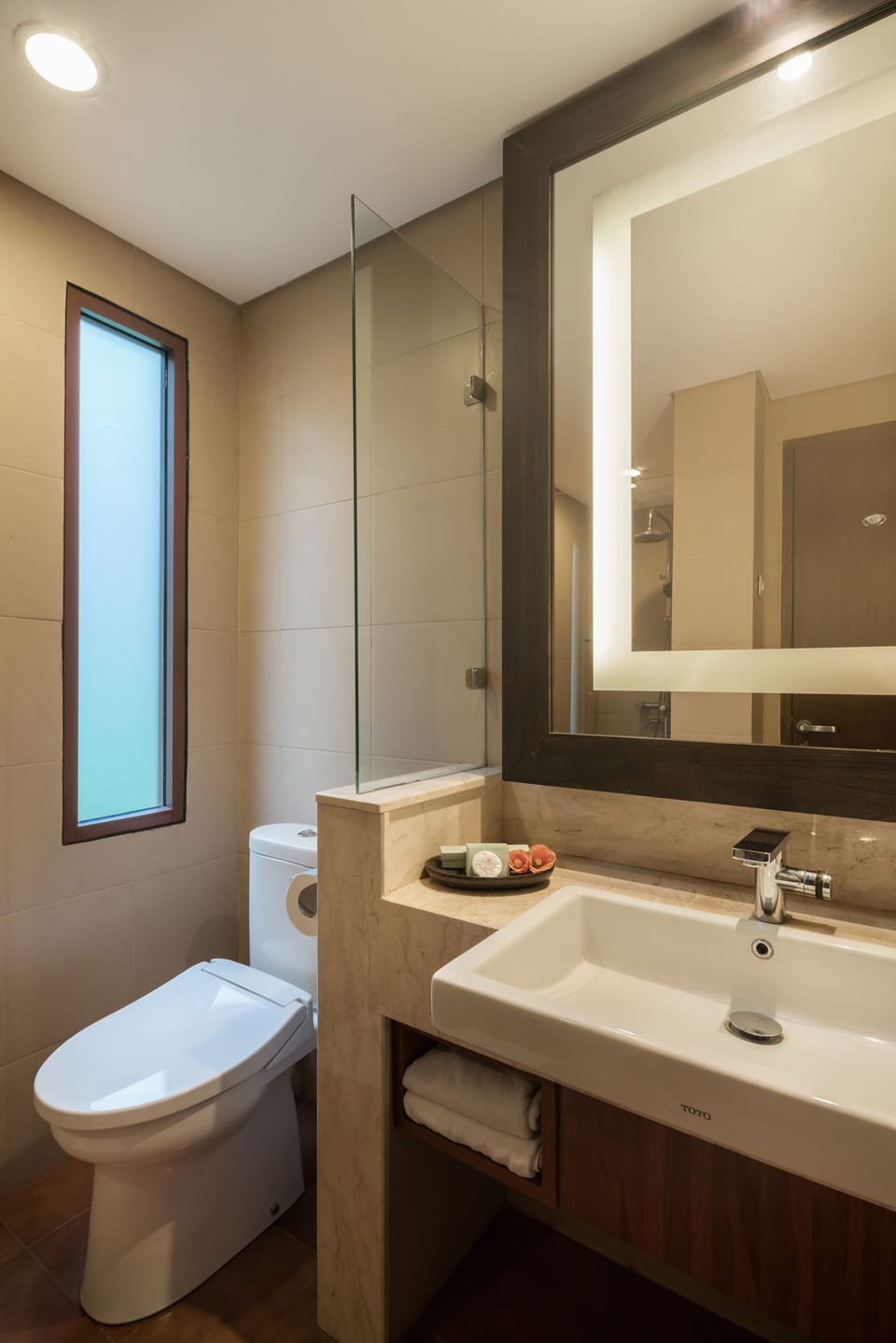 Junior Suite | Bathroom | Shower, rainfall showerhead, free toiletries, slippers