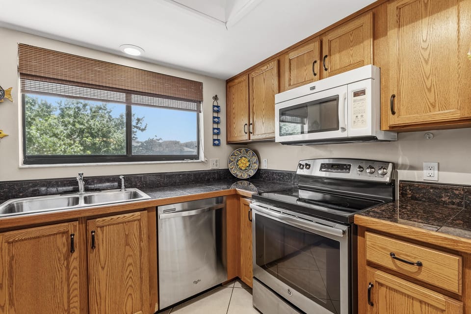 Condo, Multiple Beds (Sea Woods 248) | Private kitchen