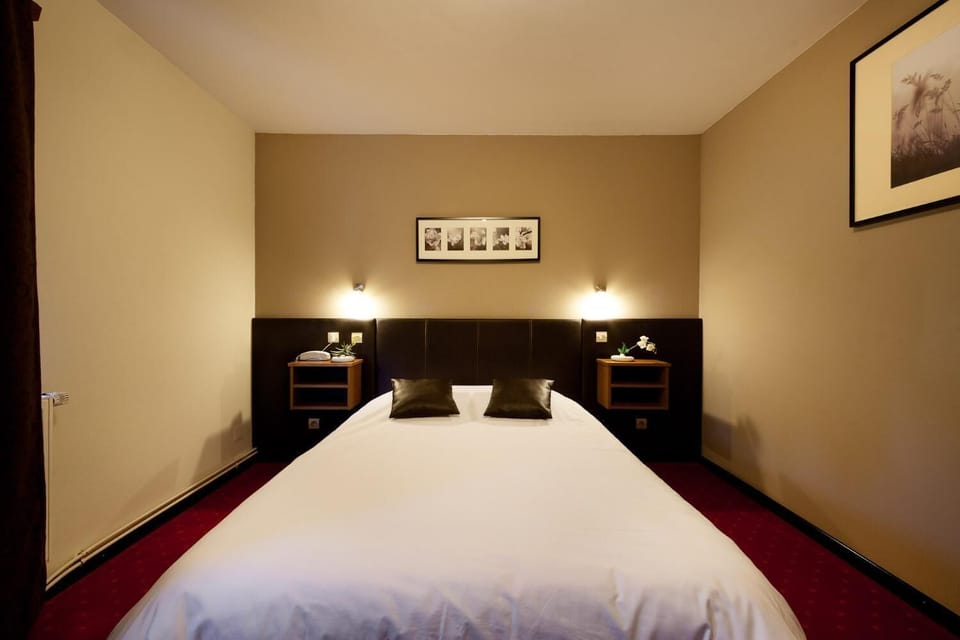 Standard Room, 1 Double Bed, Non Smoking | Desk, blackout drapes, iron/ironing board, free WiFi
