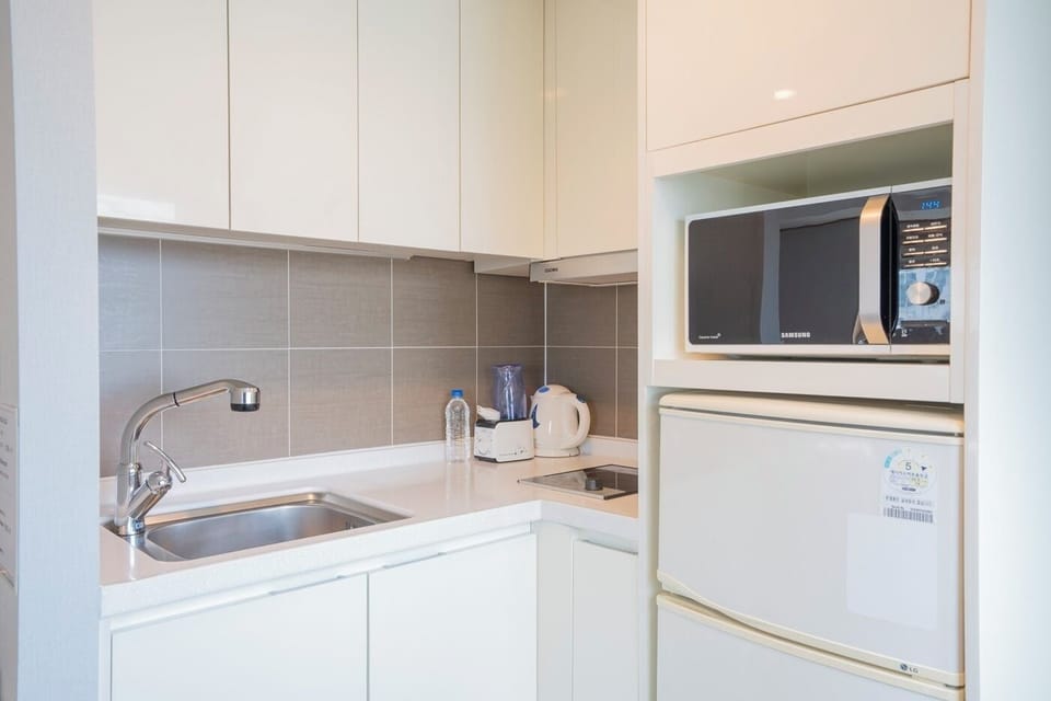 Residence Single Room | Private kitchen | Fridge, microwave, electric kettle