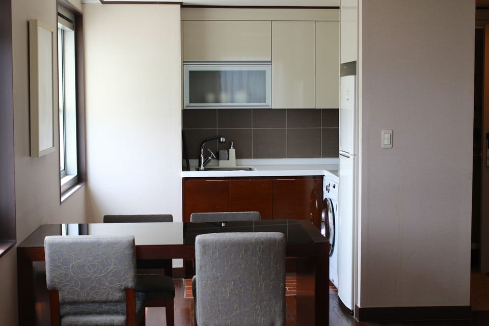 Deluxe Single Room, Non Smoking | In-room dining