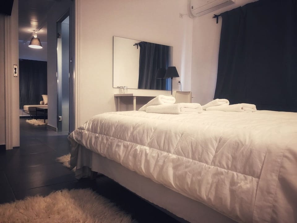 Junior Suite, Mountain View | Minibar, iron/ironing board, free WiFi, bed sheets