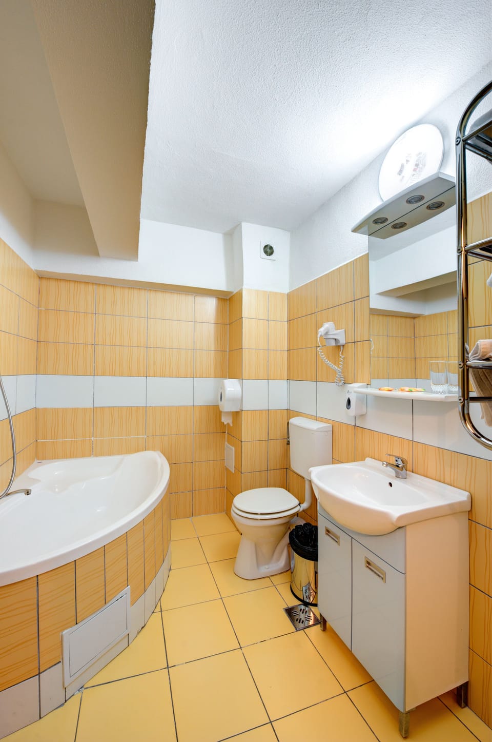 Bathtub, free toiletries, hair dryer, towels