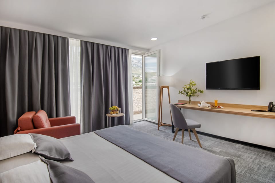 Double Deluxe Room | Minibar, in-room safe, desk, laptop workspace