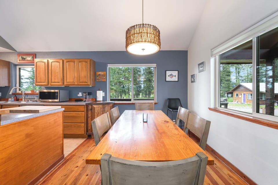 Seating for 6 at the dining room table | Interior