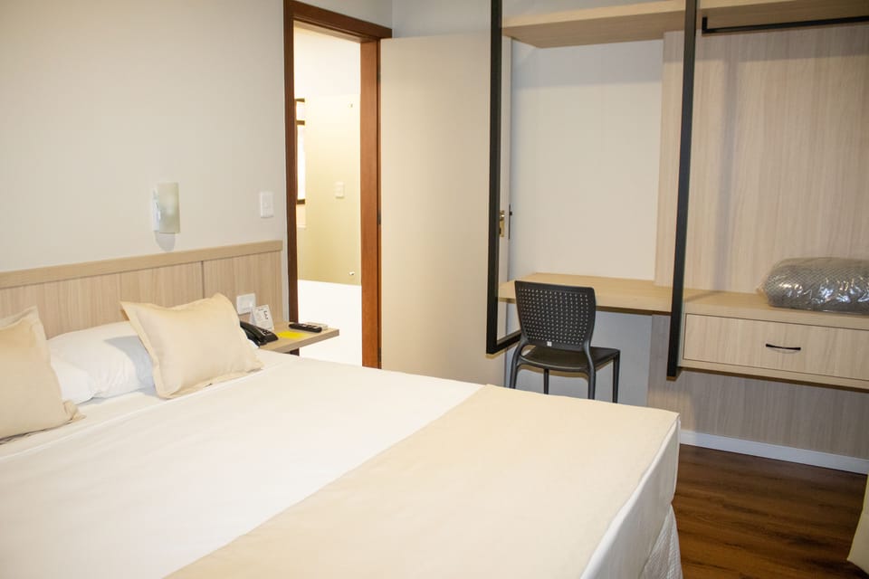 Deluxe Apartment | Minibar, in-room safe, desk, blackout drapes
