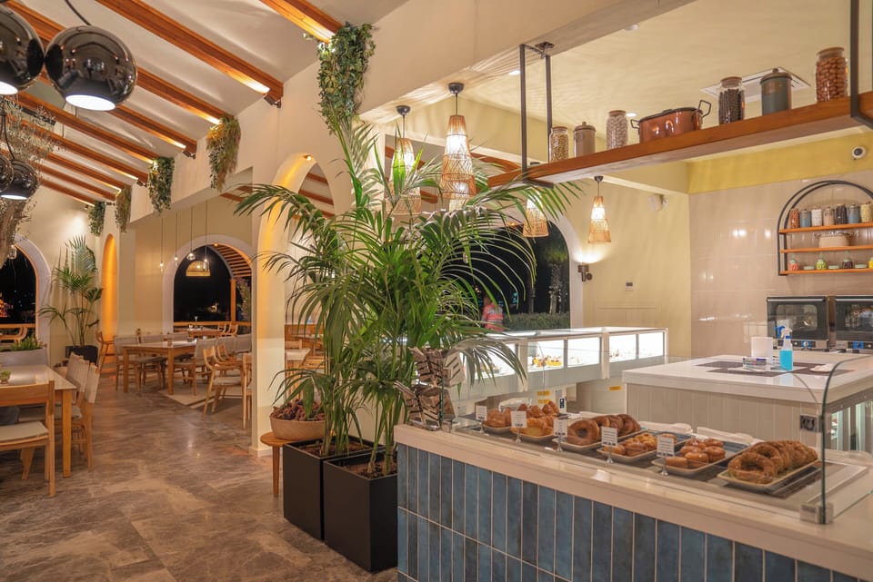6 restaurants; breakfast, lunch, and dinner served