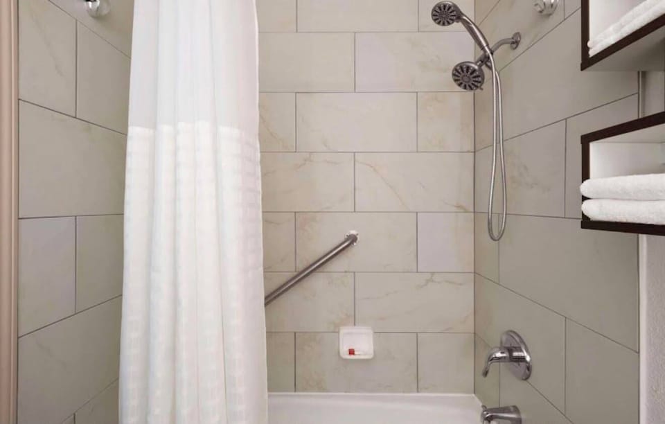 Combined shower/tub, free toiletries, hair dryer, towels