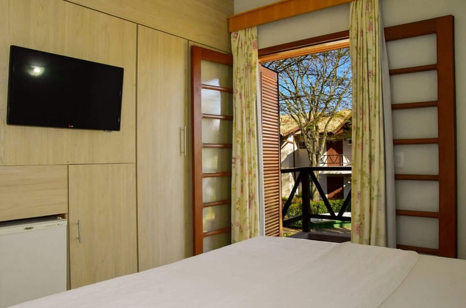 Standard Room | Minibar, in-room safe, blackout drapes, free cribs/infant beds