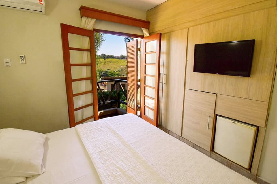 Standard Room | Minibar, in-room safe, blackout drapes, free cribs/infant beds