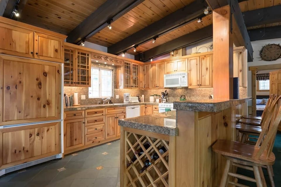 Large, Open, Well-Equipted Kitchen