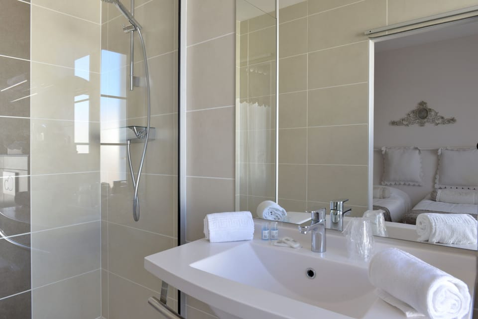 Comfort Twin Room, 2 Twin Beds, Pool Access | Bathroom | Free toiletries, hair dryer, towels