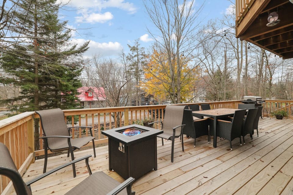 Deck (Grill, Firepit and Dining)
